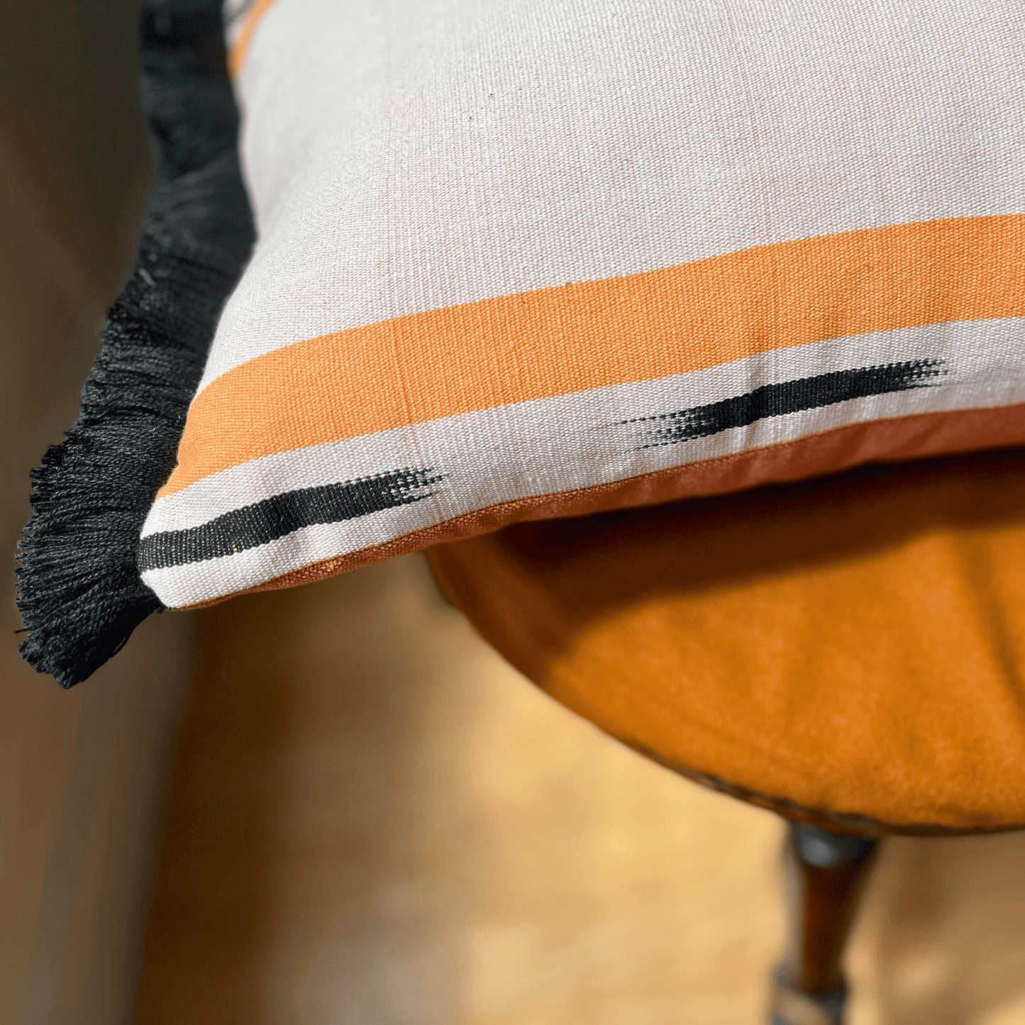 Housse de coussin Escapade Riviera 30X50 cm pêche et noir