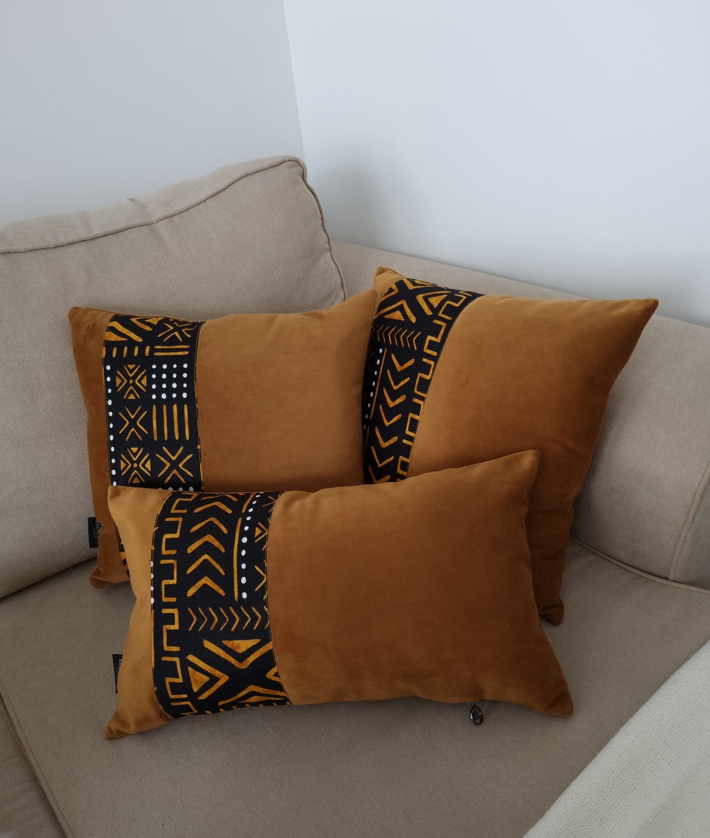 Coussin Gina en velours et pagne antique