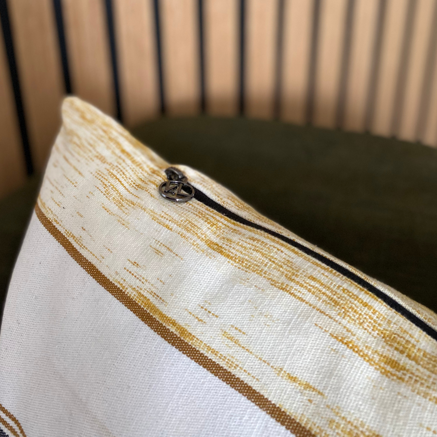 Housse de coussin "Sillage" rectangle ocre et blanc à rayures