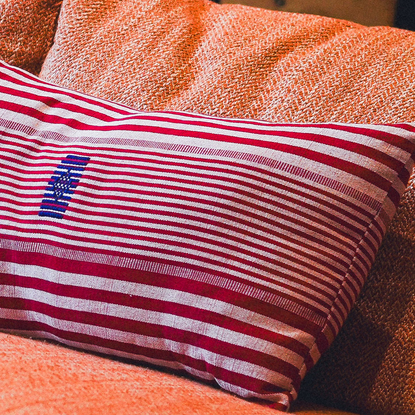 Housse de coussin "Sillage" 30X50 cm rouge et blanc à rayures
